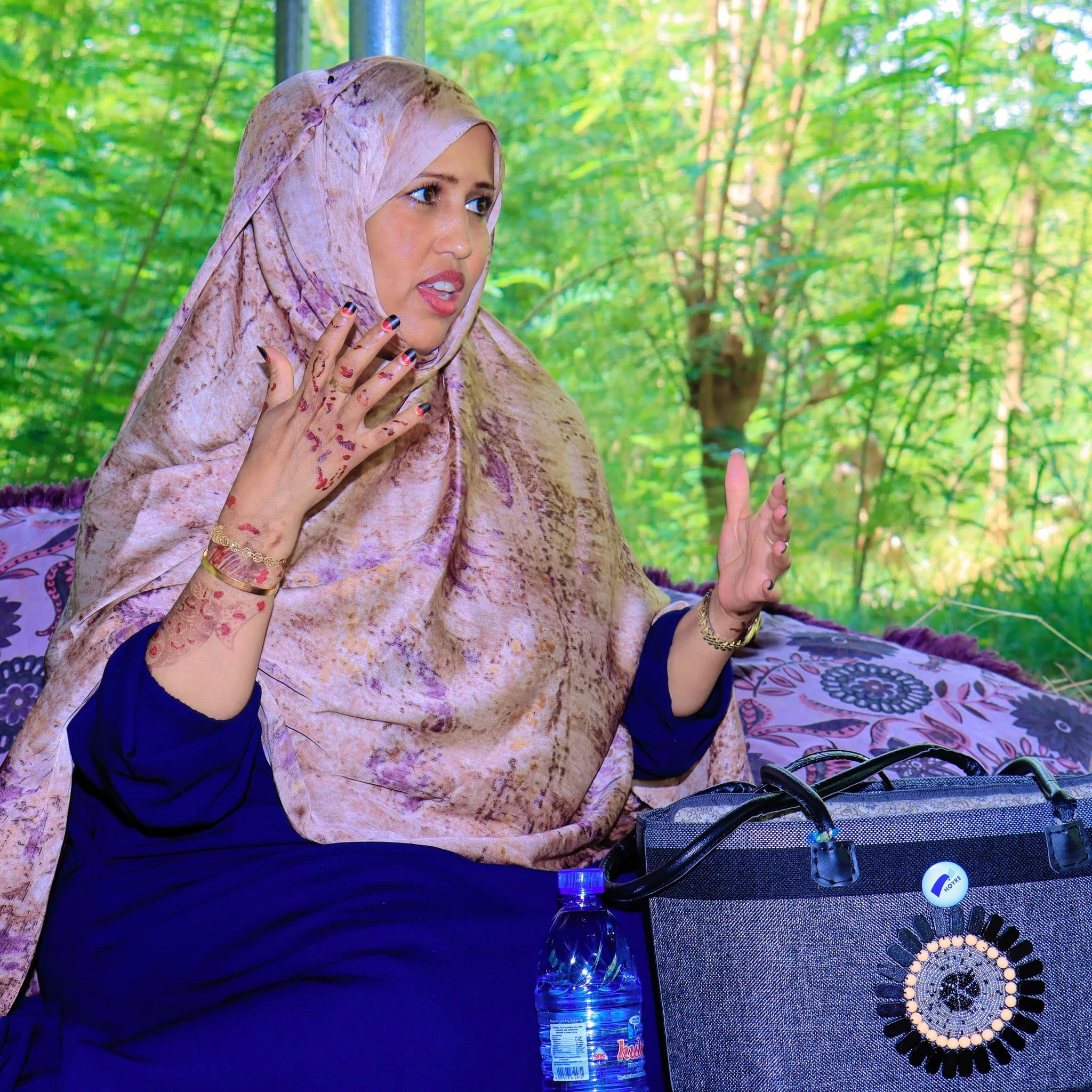 Mideeye volunteer discussion in a community setting